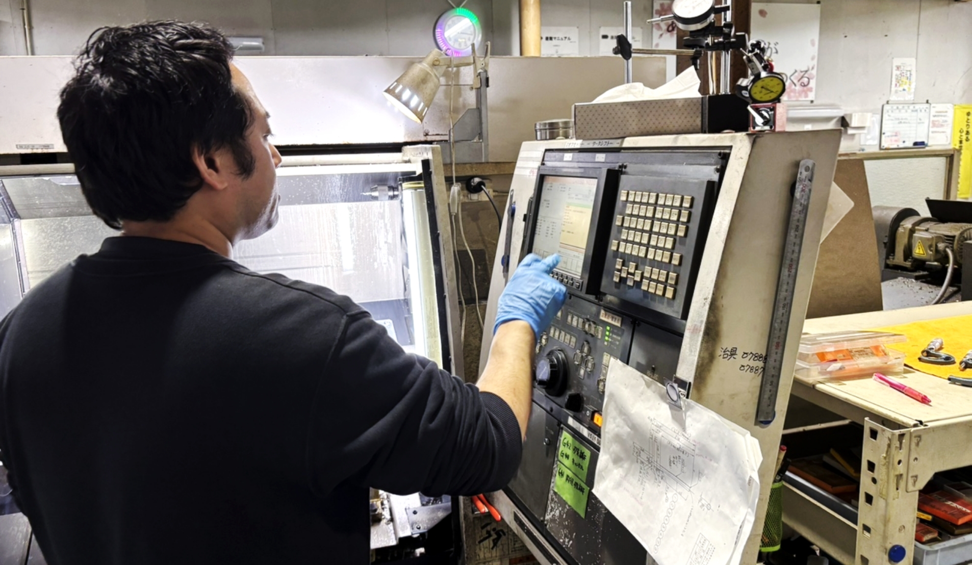 機械加工作業中の様子