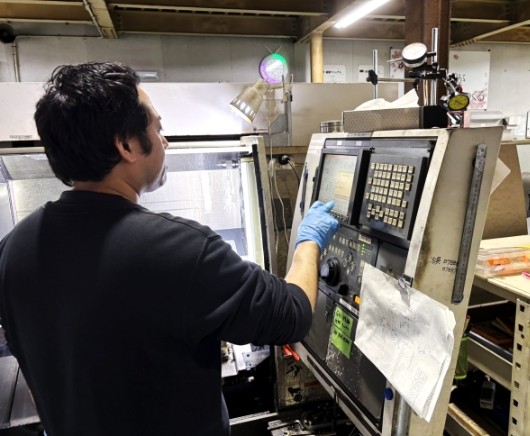 機械加工作業中の様子